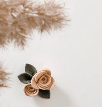 Load image into Gallery viewer, felt flowers